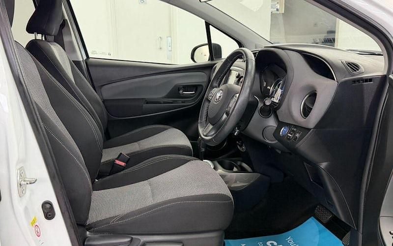 Used Toyota Yaris Hybrid 101 HP (74 kW) 2016 White Hatchback