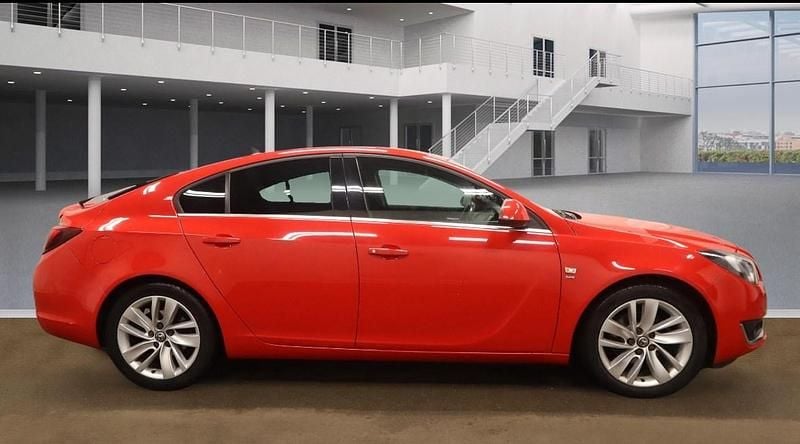 Used Vauxhall Insignia SRi 170 HP (125 kW) 2017 Red Hatchback