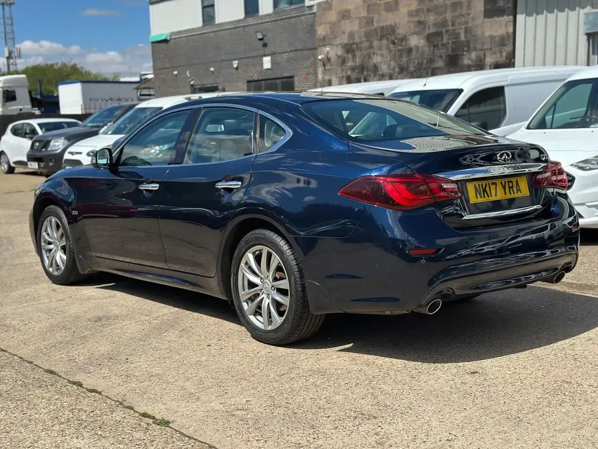 Used Infiniti Q70 Premium 170 HP (125 kW) 2017 Blue Sedan