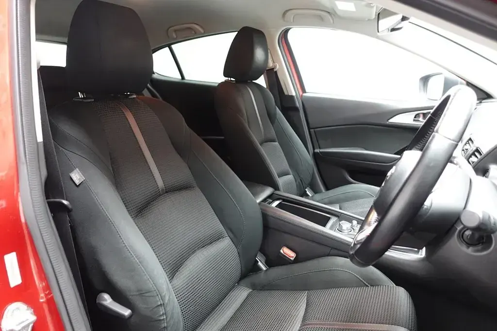 Used Mazda 3 121 HP (88 kW) 2018 Red Hatchback