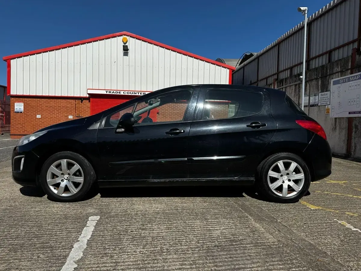 Begagnad Peugeot 308 Active 2013 Svart Halvkombi
