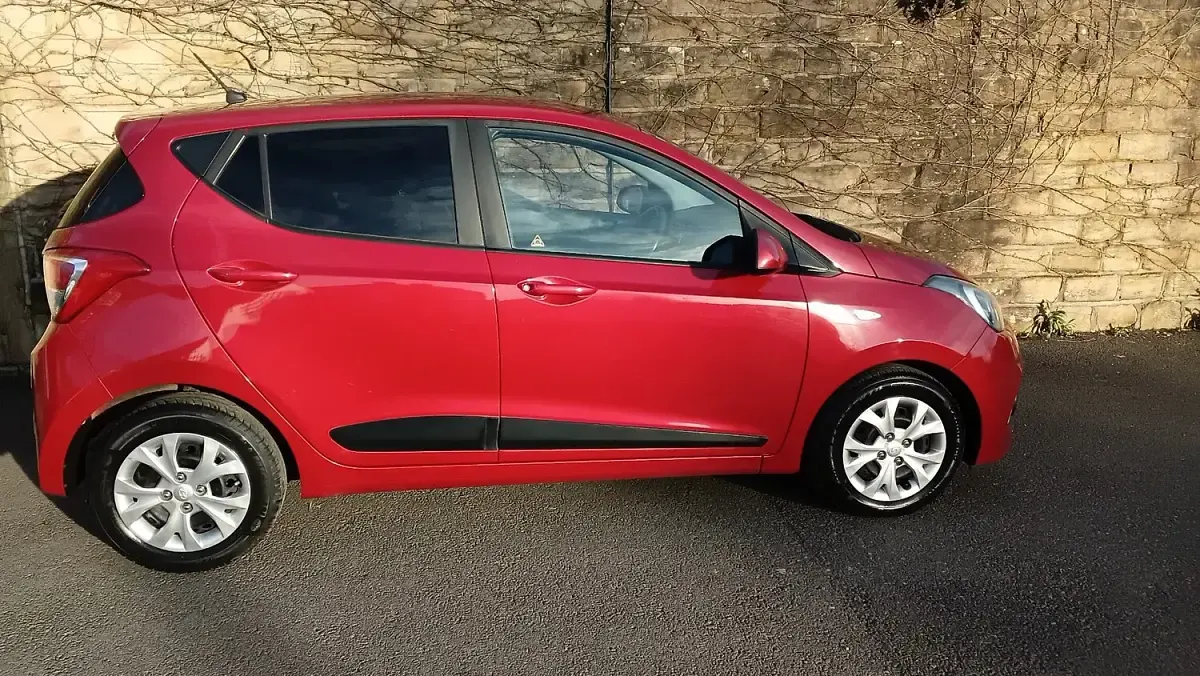 Used Hyundai i10 Edition 67 HP (49 kW) 2016 Red Hatchback