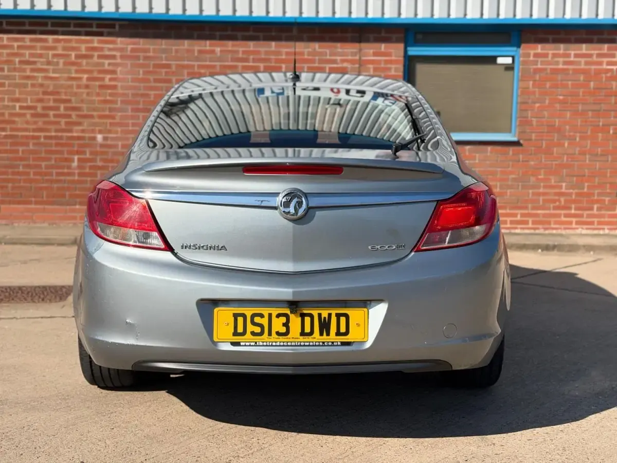 Begagnad Vauxhall Insignia 2013 Silver Halvkombi