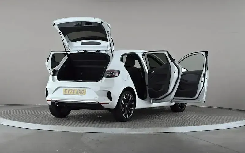 Used Renault Clio Techno 90 HP (66 kW) 2024 White Hatchback