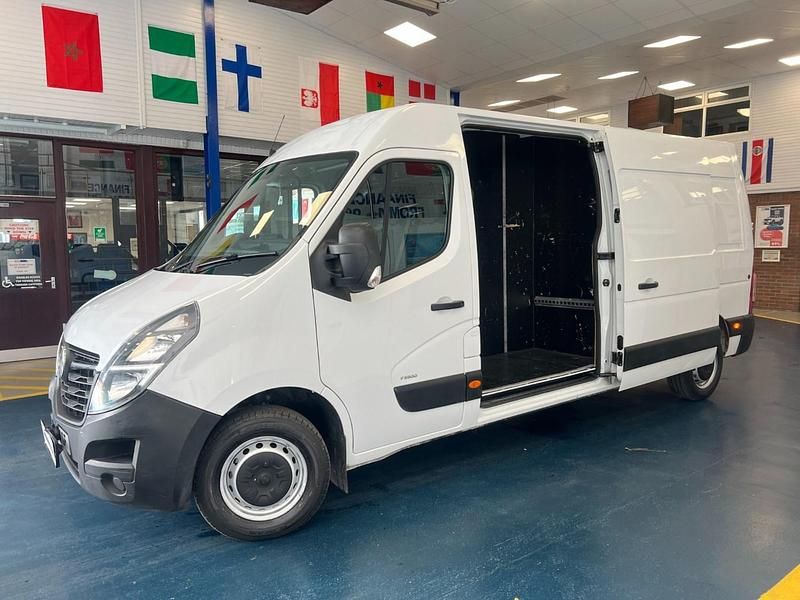 Used Vauxhall Movano 135 HP (99 kW) 2021 White MPV