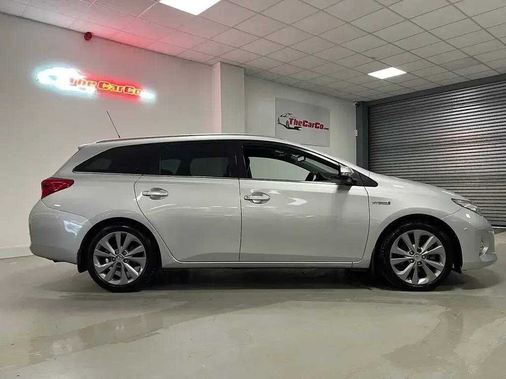 Used Toyota Auris Hybrid 136 HP (100 kW) 2014 Silver Estate