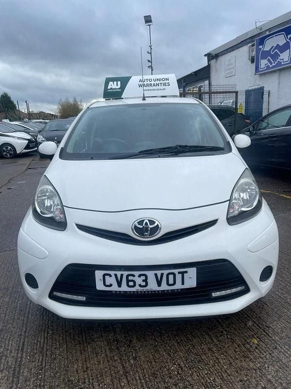 Used Toyota Aygo Style 68 HP (50 kW) 2013 White Hatchback