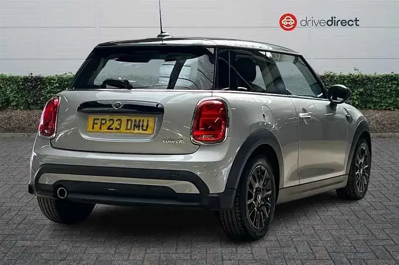Begagnad Mini Cooper Classic 136 HK (100 kW) 2023 Silver Halvkombi