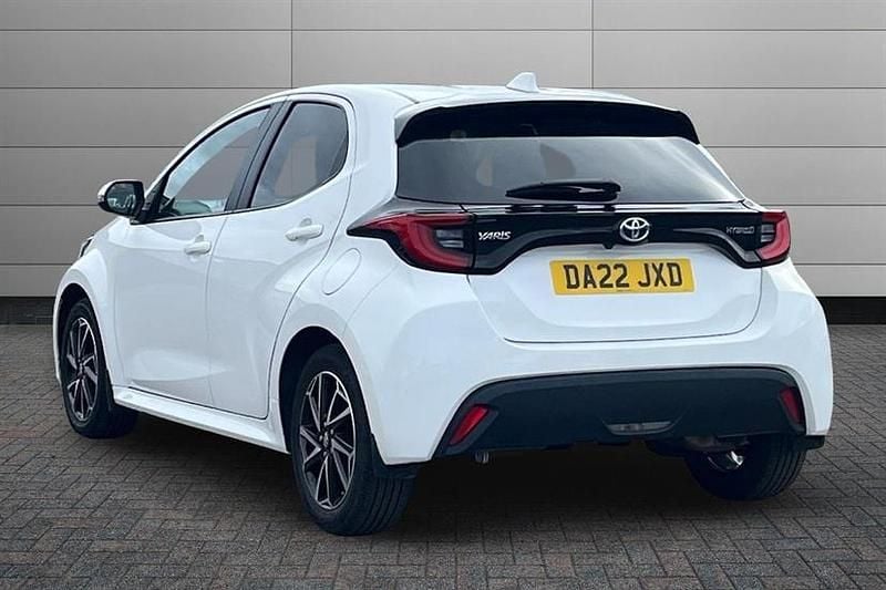 Used Toyota Yaris Hybrid Design 116 HP (85 kW) 2022 White Hatchback