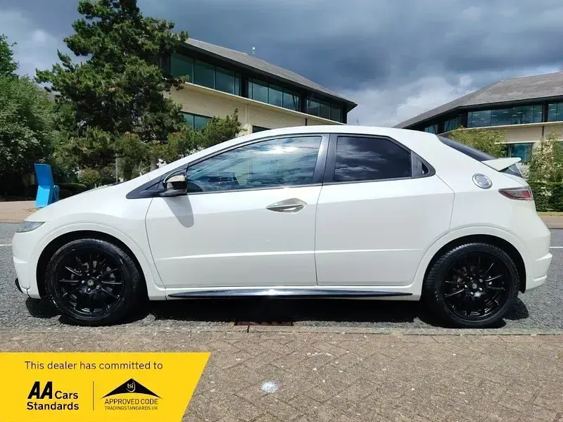 Used Honda Civic 98 HP (72 kW) 2011 White Hatchback