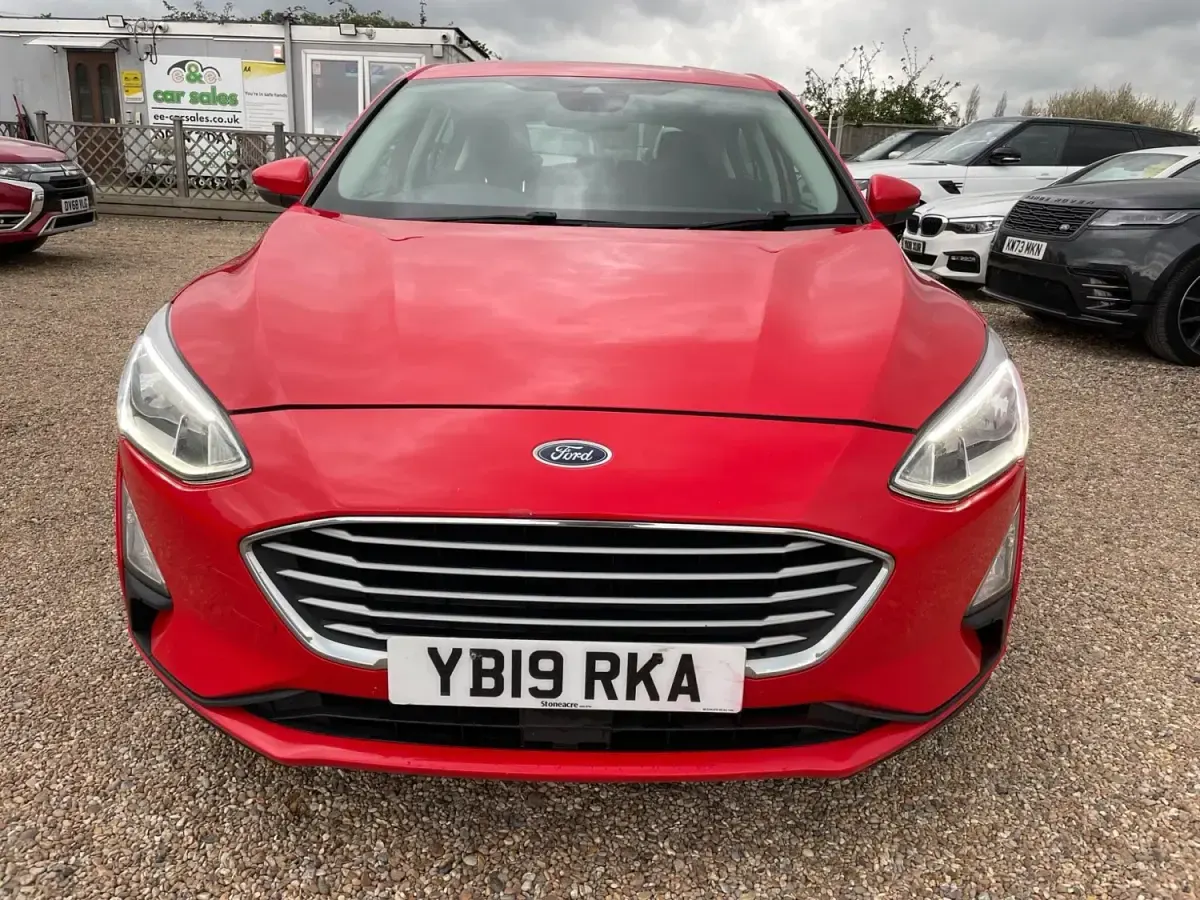 Begagnad Ford Focus Zetec 120 HK (88 kW) 2019 Röd Halvkombi
