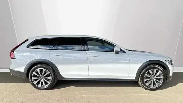 Used Volvo V90 CC 194 HP (142 kW) 2021 White Estate