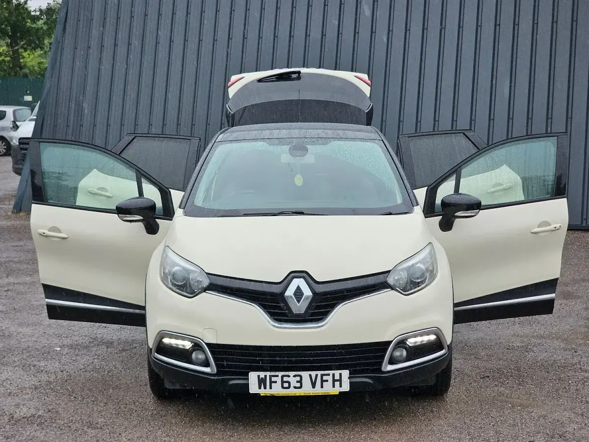 Used Renault Captur Dynamique 90 HP (66 kW) 2013 Cream/black SUV