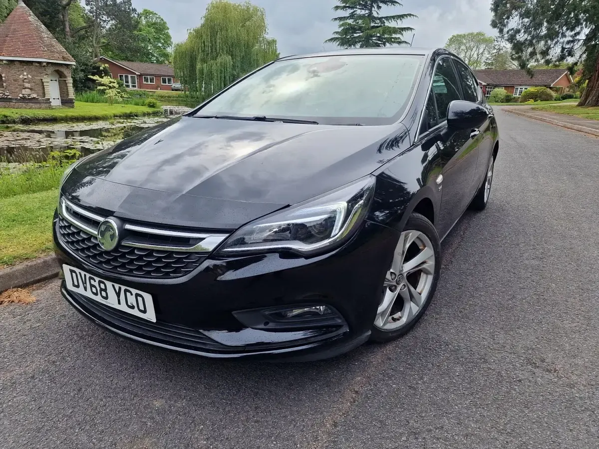 Used Vauxhall Astra SRi 200 HP (147 kW) 2018 Black Hatchback