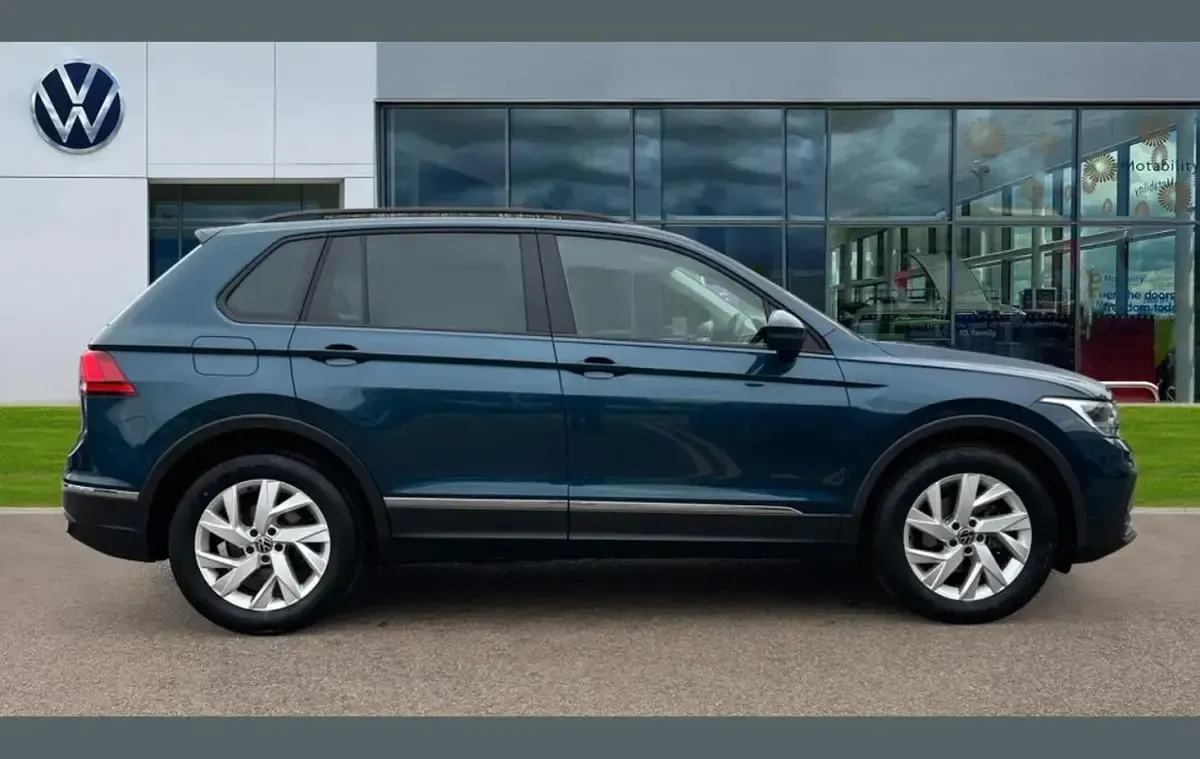 Begagnad VW Tiguan Life 150 HK (110 kW) 2022 Blå SUV