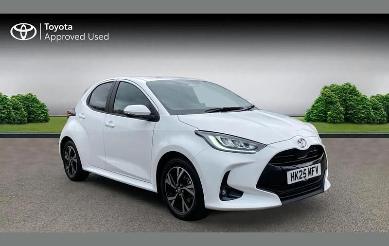 Used Toyota Yaris Hybrid Design 116 HP (85 kW) 2025 Pure white Hatchback