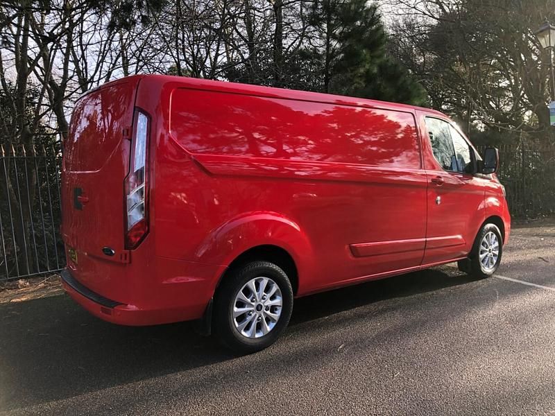 Used Ford Transit Custom Limited 130 HP (95 kW) 2019 Red Van