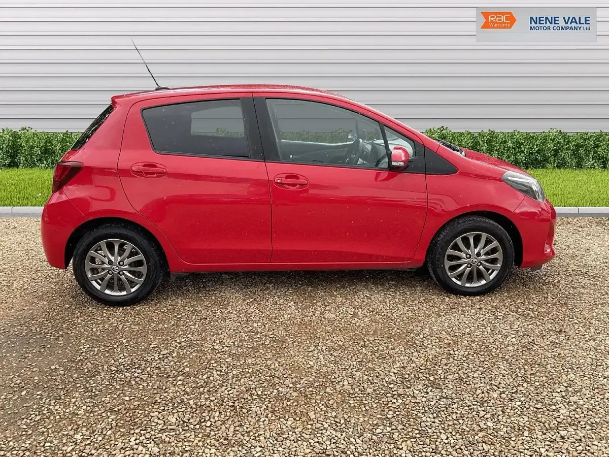 Used Toyota Yaris 99 HP (72 kW) 2017 Red Hatchback