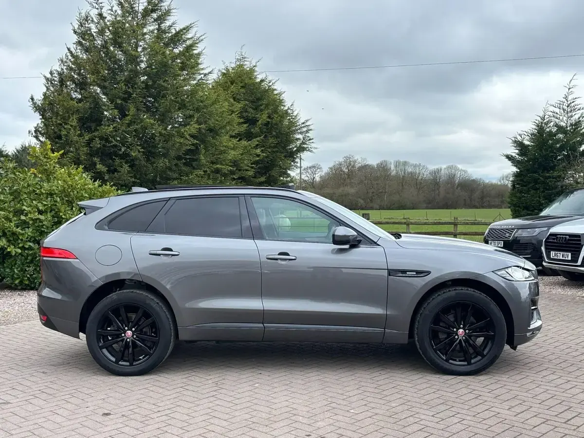 Usado Jaguar F-Pace R-Sport 180 HP (132 kW) 2019 Cinzento SUV