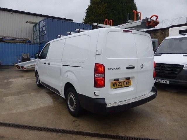 Second-hand Vauxhall Vivaro 100 CP (73 kW) 2022 Alb Monovolum