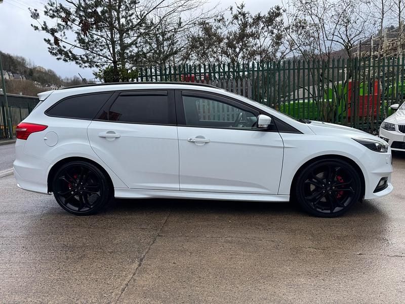 Used Ford Focus ST 185 HP (136 kW) 2017 White Estate
