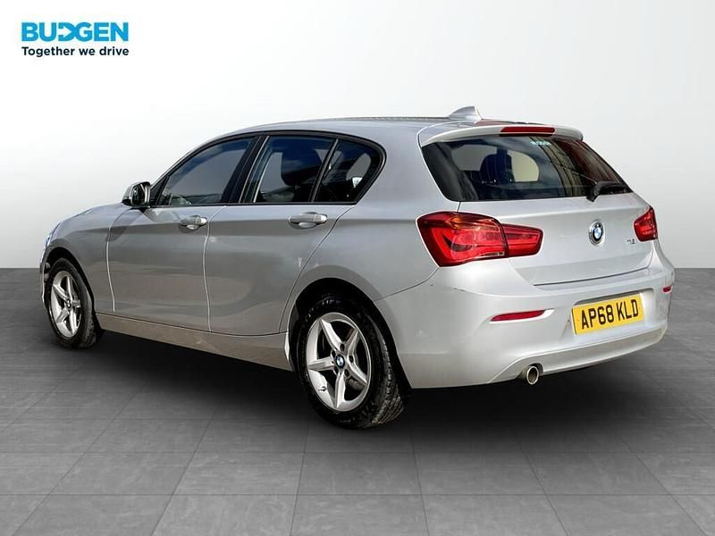 Begagnad BMW 118 Impressive 2018 Silver Halvkombi