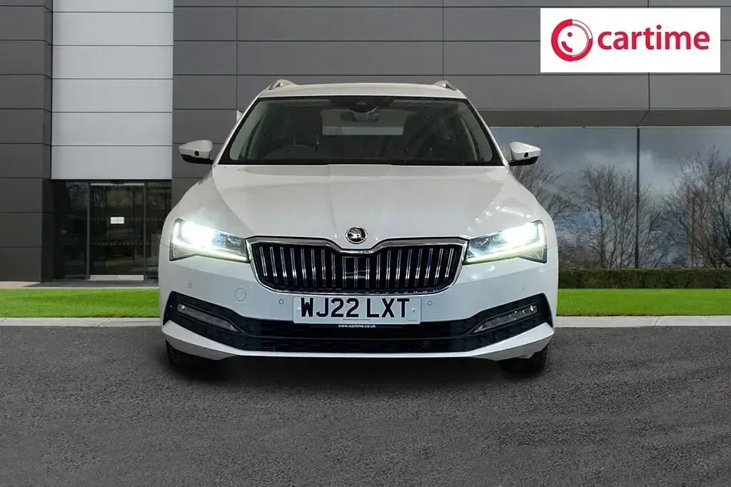 Usado Skoda Superb SE Technology 150 CV (110 kW) 2022 Blanco Familiar
