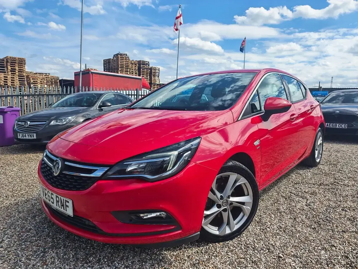Used Vauxhall Astra SRi 150 HP (110 kW) 2015 Red Hatchback