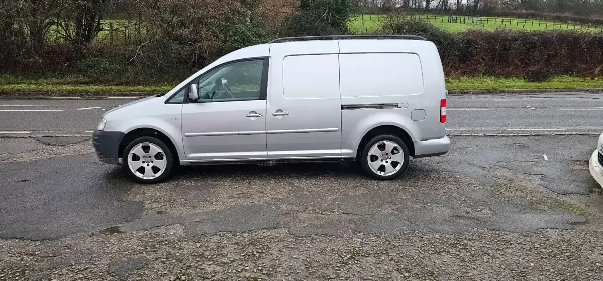 Usado VW Caddy 103 HP (75 kW) 2009 Prateado Monovolume