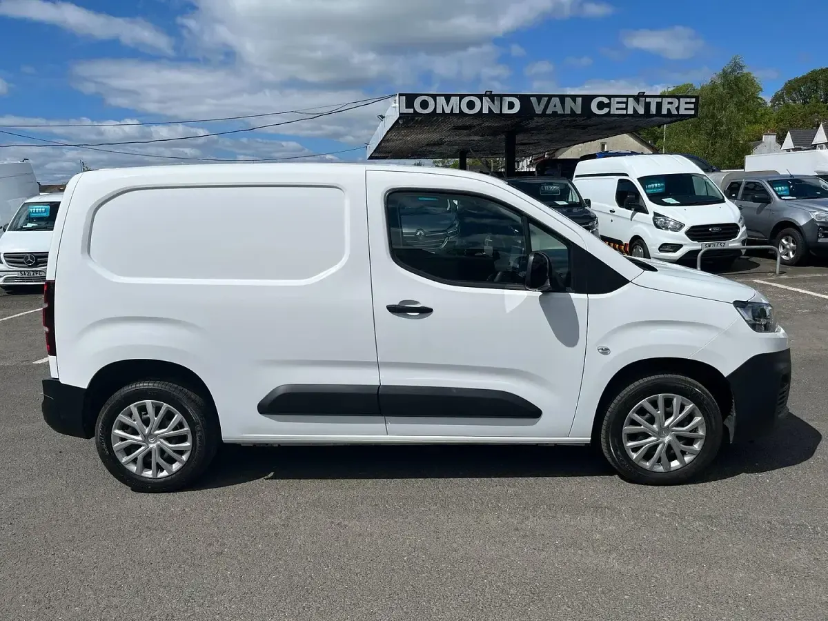 Used Citroën Berlingo 100 HP (73 kW) 2022 White MPV