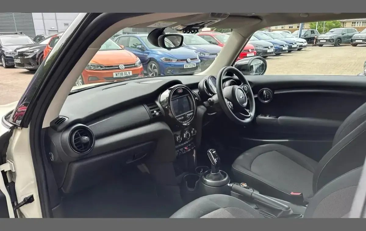 Used Mini Cooper Classic 134 HP (98 kW) 2019 White Hatchback
