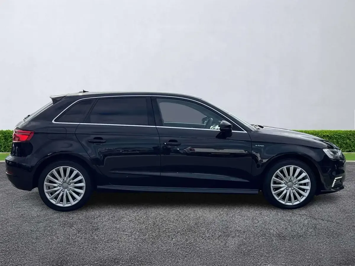 Begagnad Audi A3 e-tron Advanced 204 HK (150 kW) 2016 Svart Halvkombi