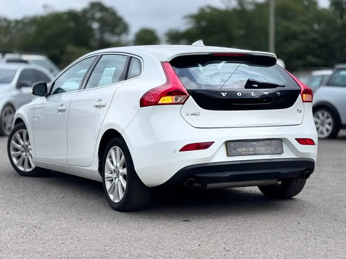 Used Volvo V40 SE Lux 180 HP (132 kW) 2013 White Hatchback