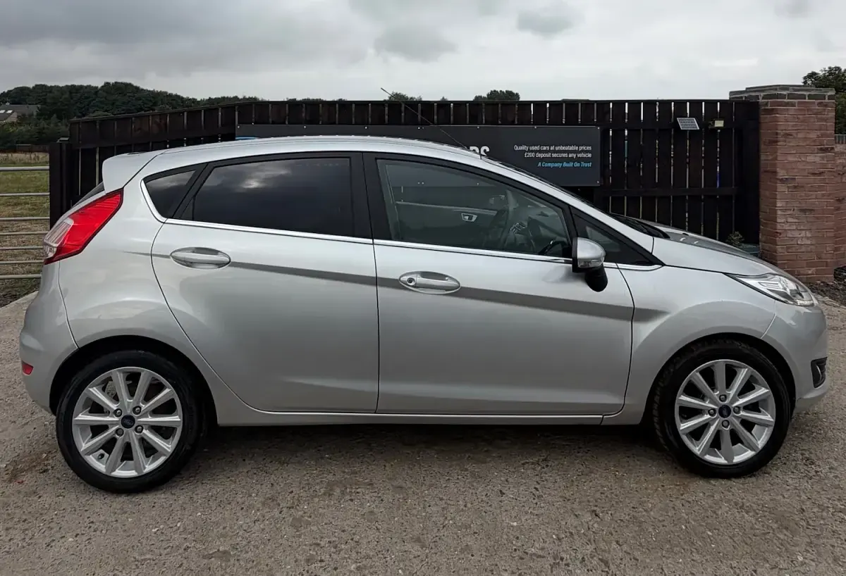 Used Ford Fiesta Titanium 100 HP (73 kW) 2017 Silver Hatchback