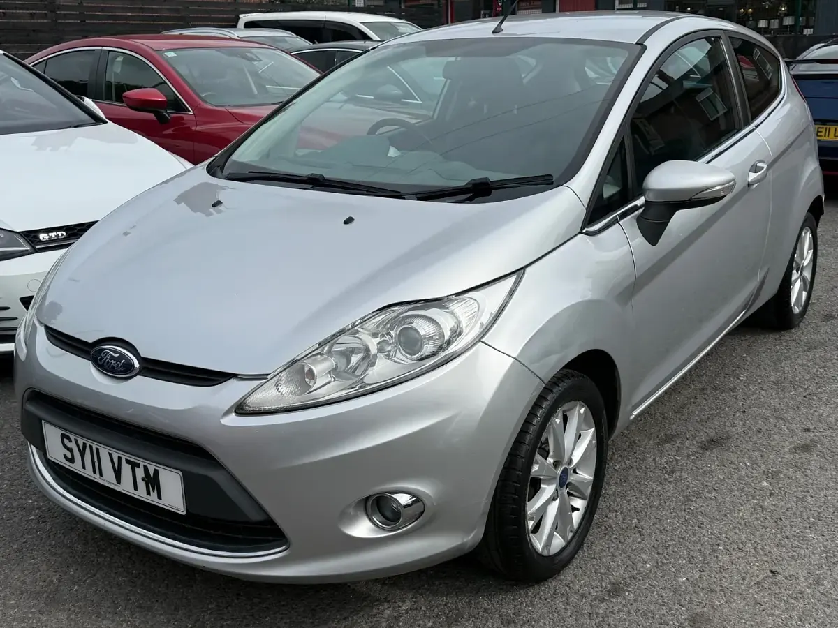 Used Ford Fiesta Zetec 96 HP (70 kW) 2011 Silver Hatchback