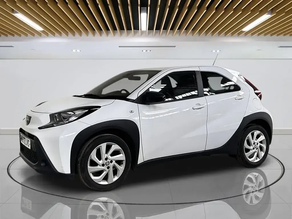 Used Toyota Aygo X PURE 72 HP (52 kW) 2022 White SUV