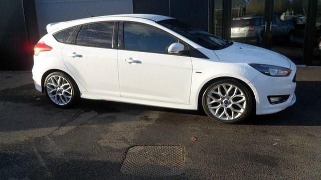 Used Ford Focus ST-Line 125 HP (91 kW) 2016 White Hatchback