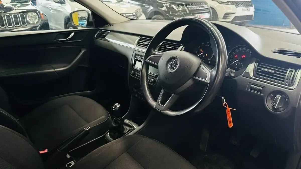 Usado Skoda Rapid SE 110 HP (80 kW) 2014 Prateado Citadino