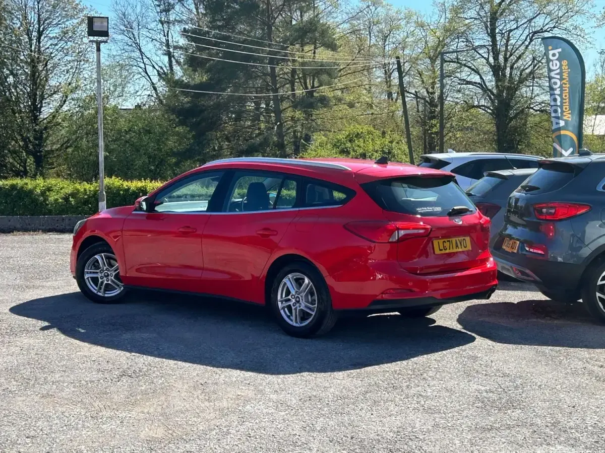 Begagnad Ford Focus Zetec 120 HK (88 kW) 2021 Röd Kombi