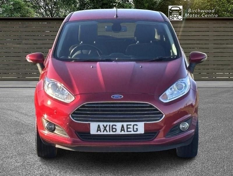 Used Ford Fiesta Titanium 100 HP (73 kW) 2016 Red Hatchback