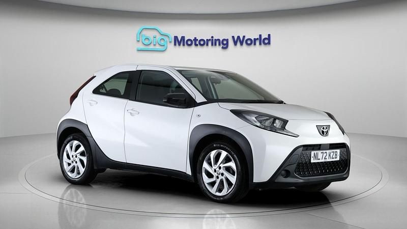 Used Toyota Aygo X PURE 71 HP (52 kW) 2022 White SUV