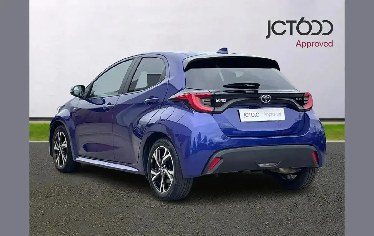Used Toyota Yaris Design 113 HP (83 kW) 2024 Blue Hatchback