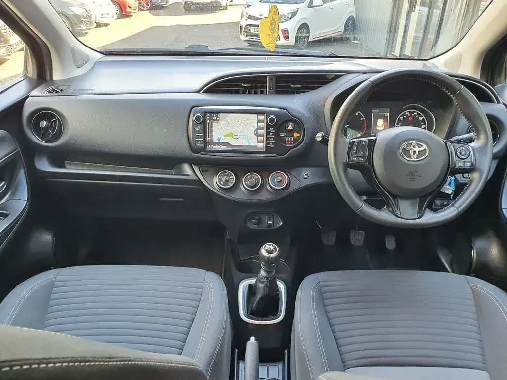 Używany Toyota Yaris Design 111 KM (81 kW) 2018 Szary Hatchback
