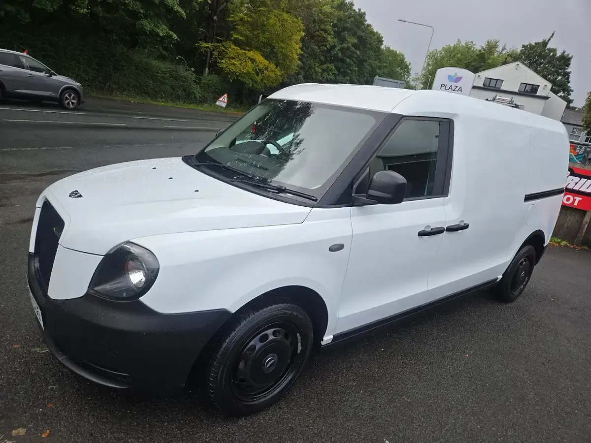 Used LEVC VN5 Business 150 HP (110 kW) 2021 White MPV