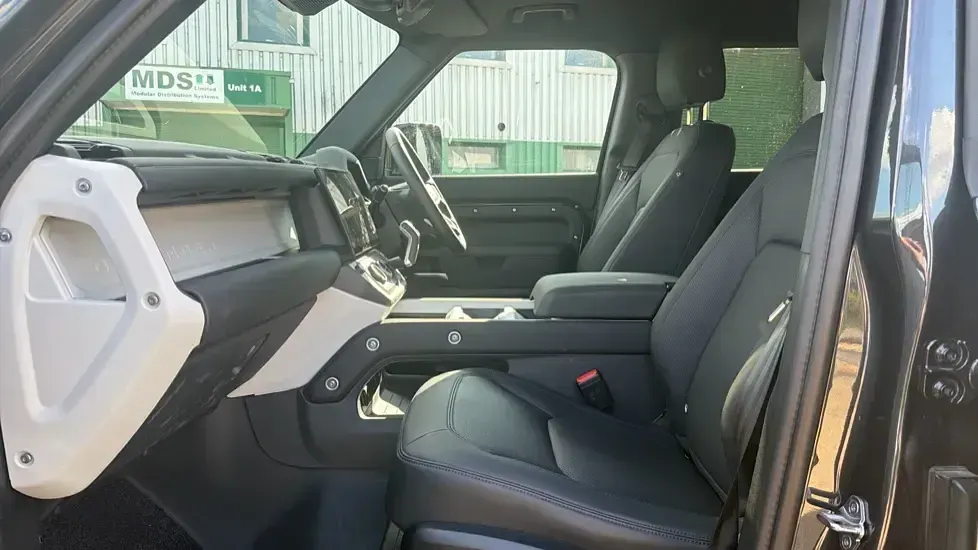 Used Land Rover Defender SE Dynamic 249 HP (183 kW) 2026 Carpathian grey SUV