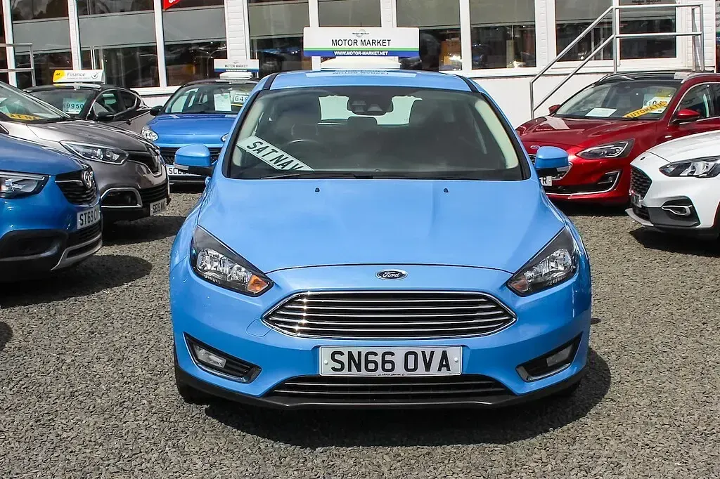 Used Ford Focus Titanium 125 HP (91 kW) 2016 Blue Hatchback