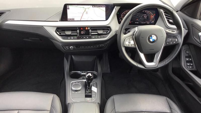 Used BMW 118 Sport Line 134 HP (98 kW) 2023 Blue Hatchback