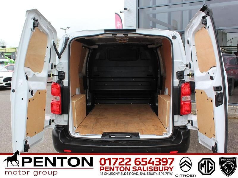 Used Vauxhall Vivaro S 120 HP (88 kW) 2024 White MPV