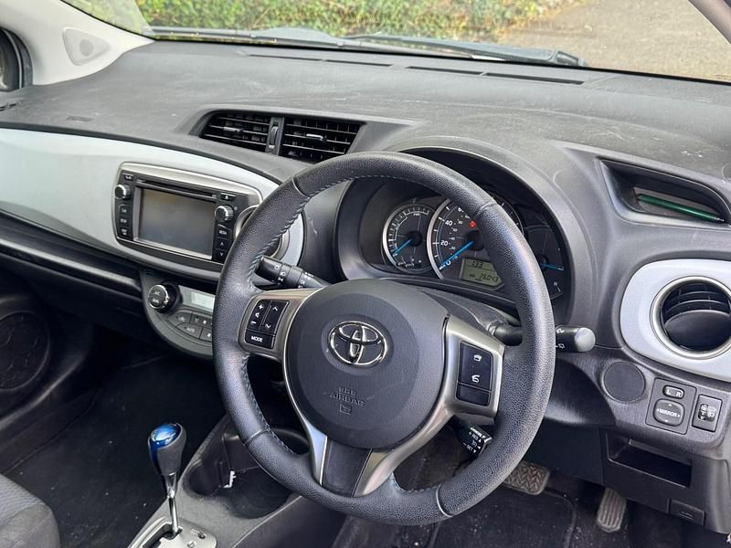 Used Toyota Yaris Hybrid 101 HP (74 kW) 2013 White Hatchback