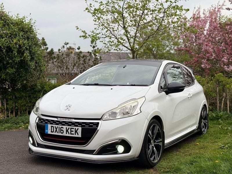 Used Peugeot 208 Prestige 208 HP (152 kW) 2016 White Hatchback